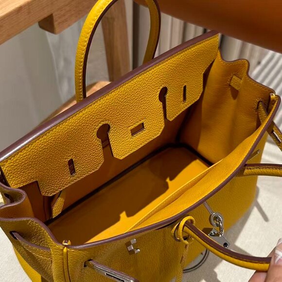 Classic Hermes Bag: A Stylish and Versatile Choice for Elegance - Picture 6 of 6